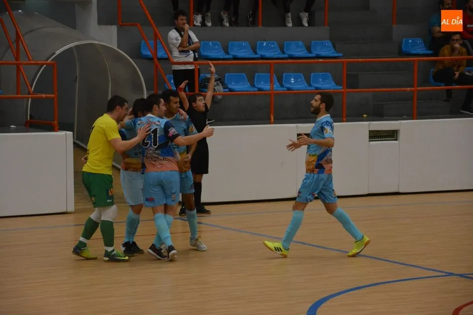Foto 10 - El Salamanca FS Unionistas se queda sin la victoria tras un doble penalti en el &uacute;ltimo minuto (3-3)