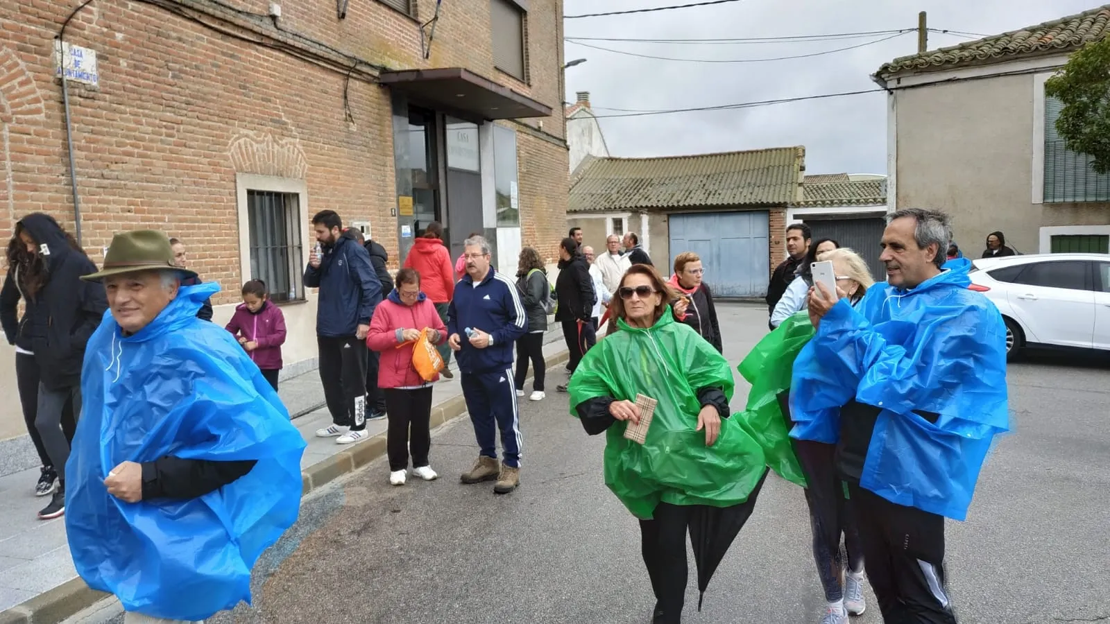 Foto 3 - La marcha solidaria de Villar de Gallimazo desaf&iacute;a al domingo invernal y se consolida a beneficio...