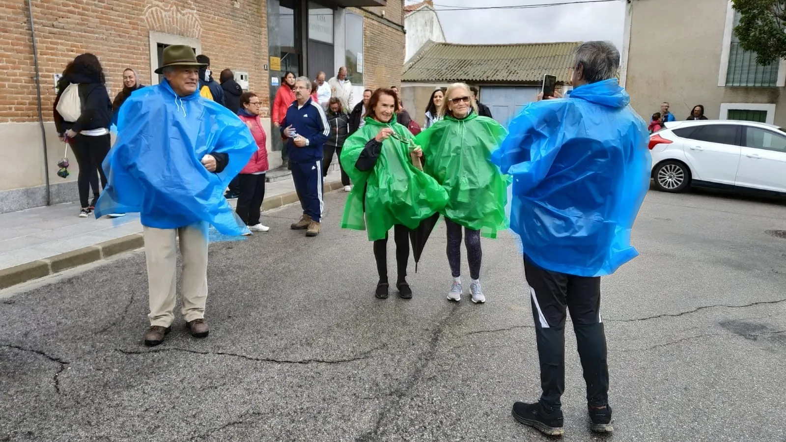 Foto 2 - La marcha solidaria de Villar de Gallimazo desaf&iacute;a al domingo invernal y se consolida a beneficio...