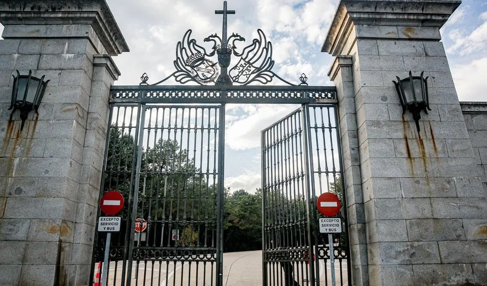 La maquinaria para exhumar a Franco entra en el Valle de los Caídos