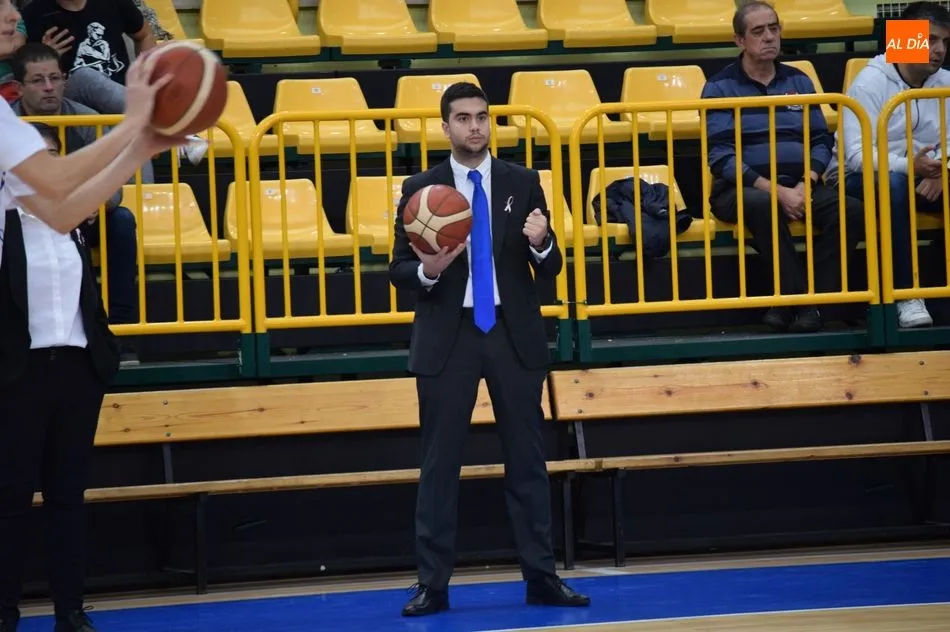 Foto 9 - Perfumer&iacute;as Avenida suda para mantener su imbatibilidad frente al Valencia Basket (61-58)