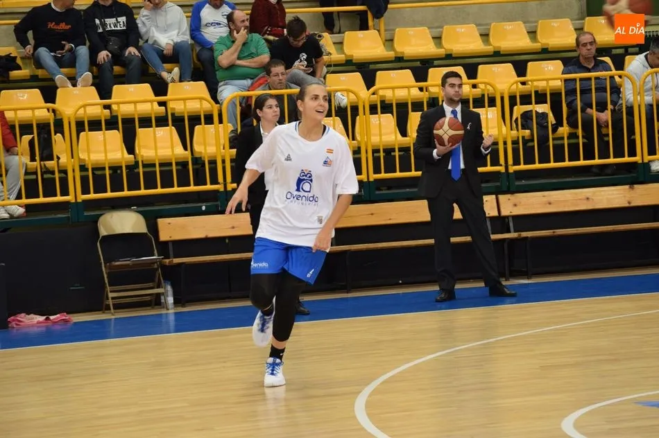 Foto 8 - Perfumer&iacute;as Avenida suda para mantener su imbatibilidad frente al Valencia Basket (61-58)