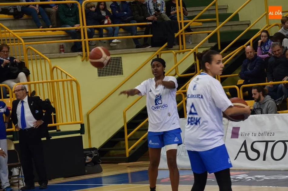 Foto 6 - Perfumer&iacute;as Avenida suda para mantener su imbatibilidad frente al Valencia Basket (61-58)