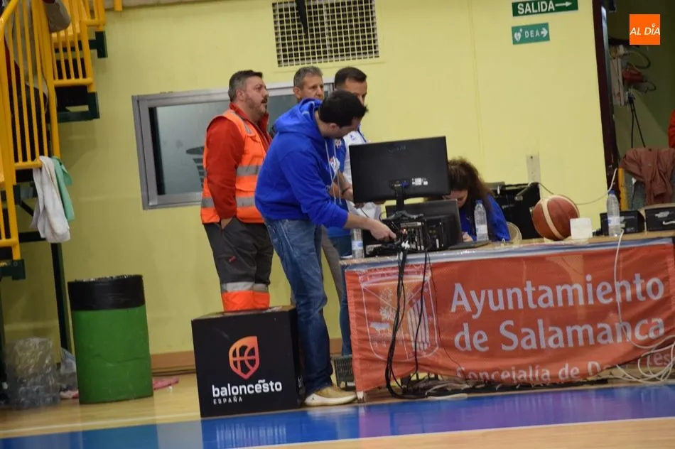 Foto 4 - Perfumer&iacute;as Avenida suda para mantener su imbatibilidad frente al Valencia Basket (61-58)