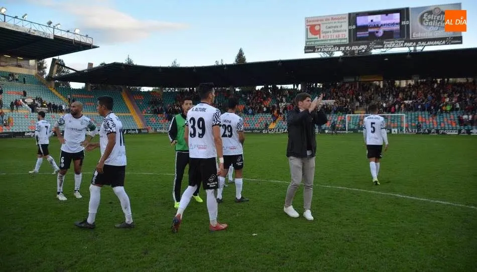 Despedida de los jugadores, tras el empate en casa ante el Izarra. Foto de Lydia González