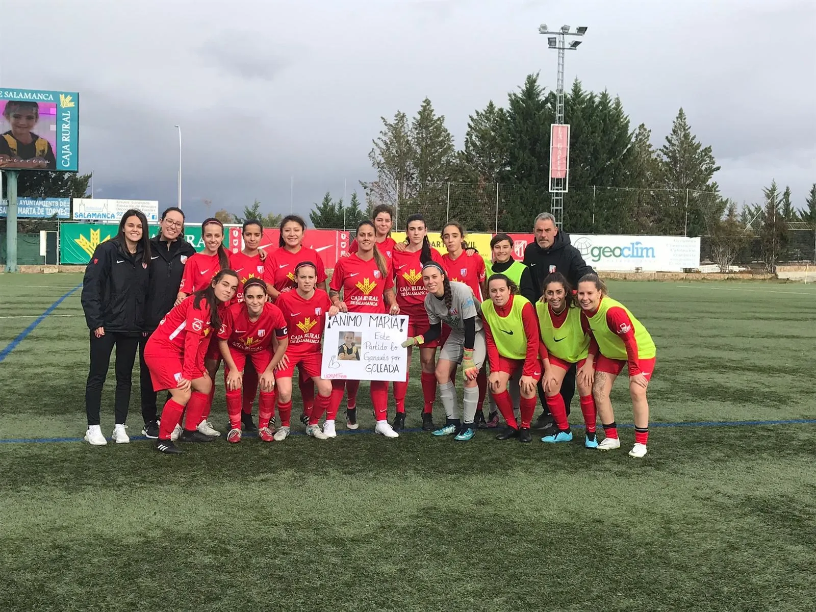 Las chicas del Santa Marta muestran su apoyo a María, la jugadora del Calvarrasa