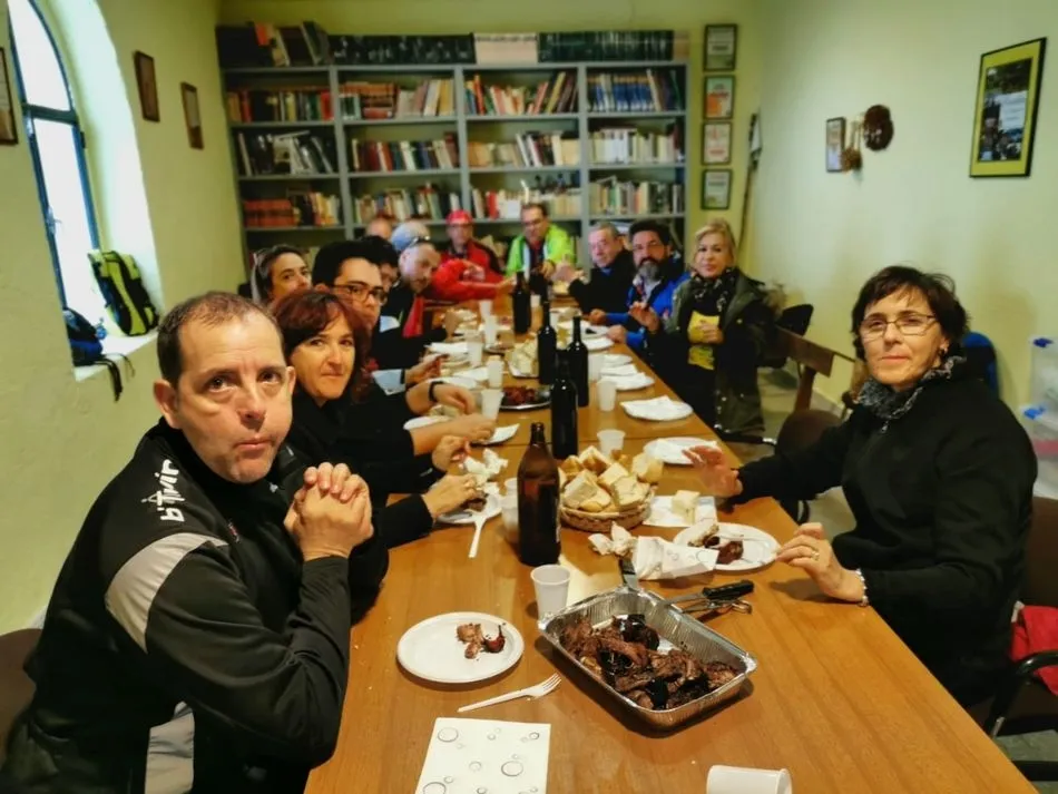 Foto 3 - Una treintena de senderistas participa en la ruta organizada por la Asociaci&oacute;n Virgen de Saced&oacute;n