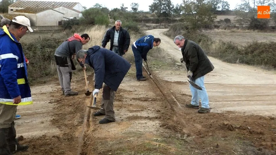 Tod@vía vuelve a la acción con una reivindicativa facendera en Lumbrales