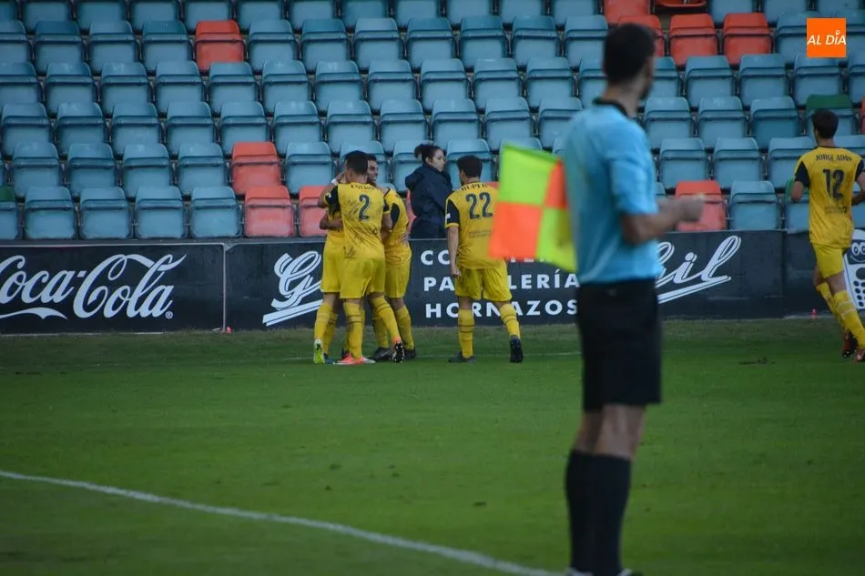 Foto 10 - Al Salamanca UDS se le acaba la flor y resucita a un Izarra muerto (1-1)
