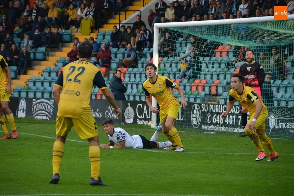 Foto 7 - Al Salamanca UDS se le acaba la flor y resucita a un Izarra muerto (1-1)