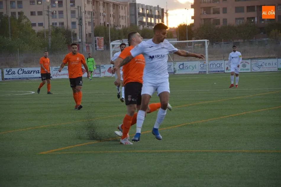 Foto 2 - El Ciudad Rodrigo gana con suspense al Ribert en el derbi (0-3)
