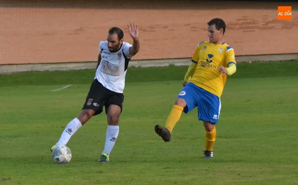 Foto 10 - Dura tarde de debut para el nuevo filial Senior del Ciudad Rodrigo  