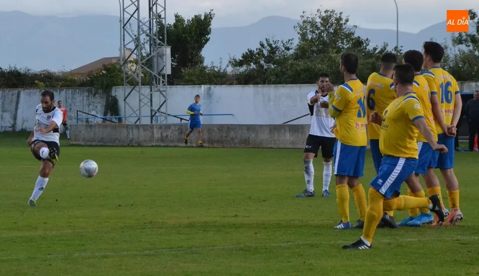 Foto 8 - Dura tarde de debut para el nuevo filial Senior del Ciudad Rodrigo  