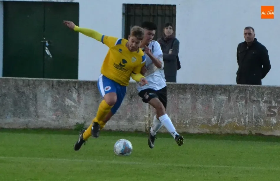 Foto 5 - Dura tarde de debut para el nuevo filial Senior del Ciudad Rodrigo  