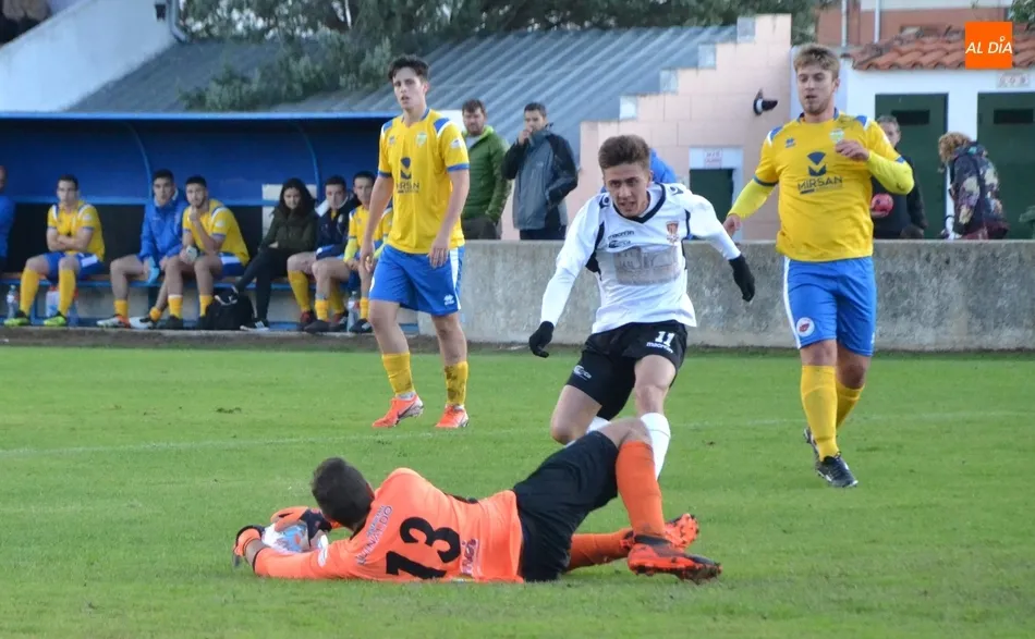 Foto 2 - Dura tarde de debut para el nuevo filial Senior del Ciudad Rodrigo  