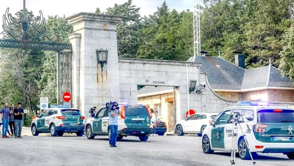 Efectivos de la Guardia Civil a la entrada del Valle de los Caídos