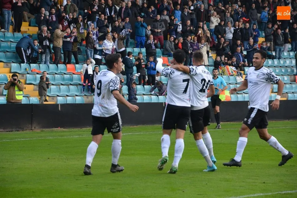 Los jugadores del Salamanca UDS celebran el gol de Hugo Díaz al Izarra
