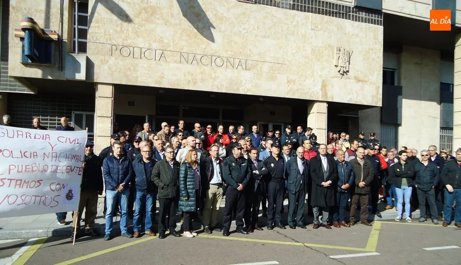 Concentración en la Comisaría de Salamanca en apoyo a los agentes desplazados a Cataluña