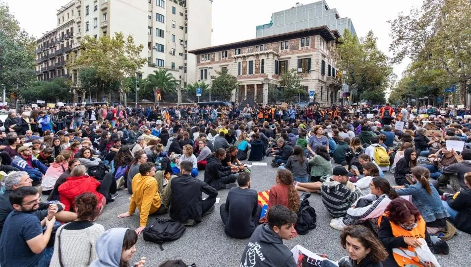 Un millar de personas se han concentrado para hacer una sentada frente a la Delegación del Gobierno en Cataluña. Foto de Pau Venteo - EP