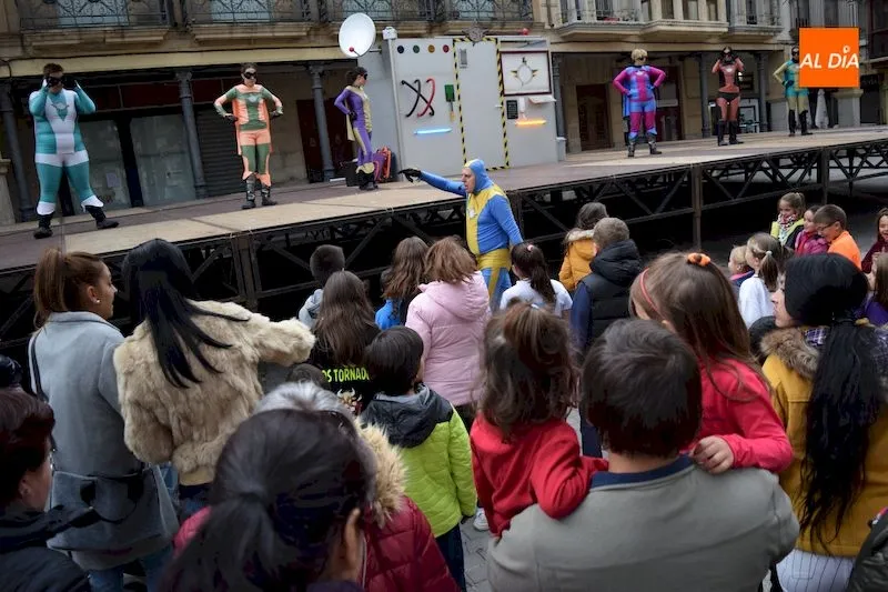 El espectáculo de animación La Super Patrulla tuvo lugar en la Plaza Mayor / Pedro Zaballos