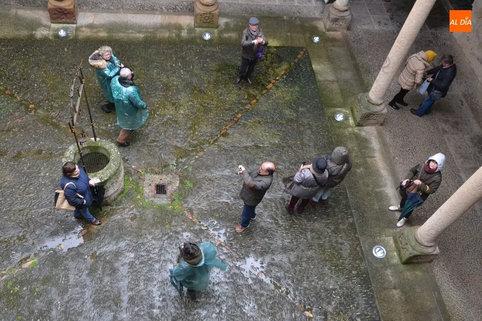 Turistas en el patio del Palacio de Los Águila