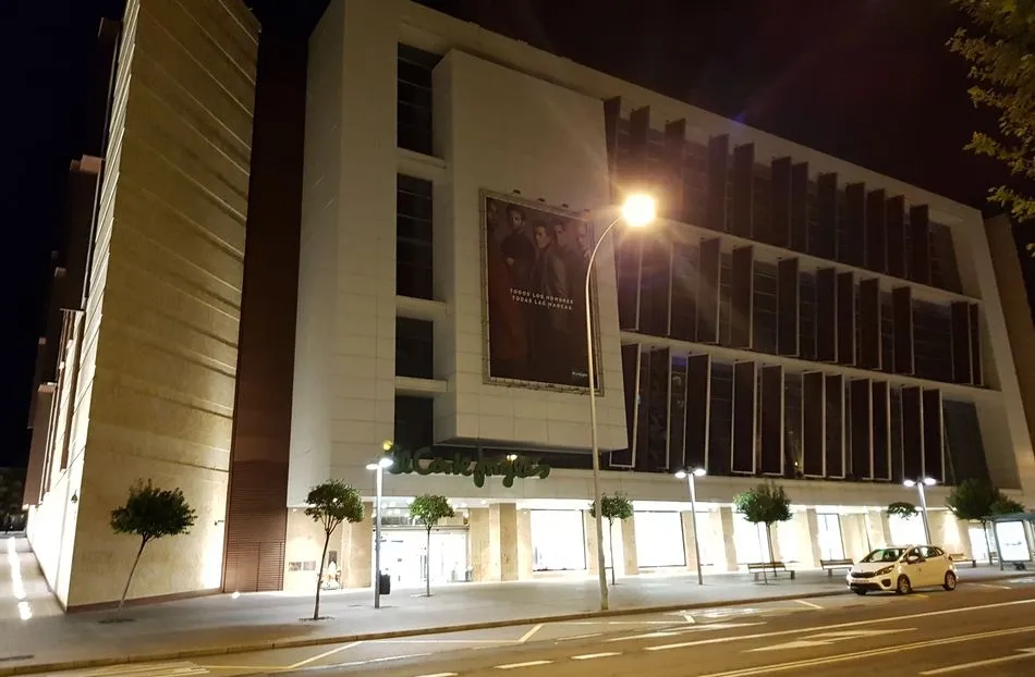 Foto 2 - El Corte Ingl&eacute;s de Salamanca apaga su fachada por el D&iacute;a Mundial del Ahorro Energ&eacute;tico  