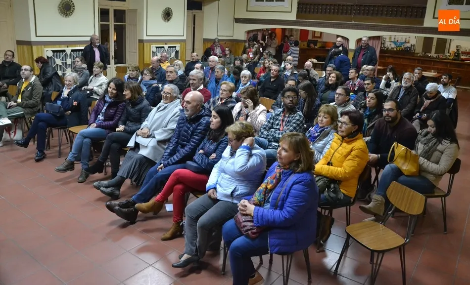 Los participantes en las Jornadas de Cáritas rematan un largo lunes con un concierto de Sicómoro  