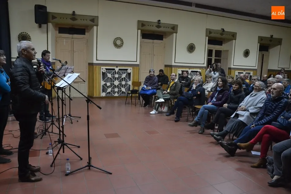 Foto 11 - Los participantes en las Jornadas de C&aacute;ritas rematan un largo lunes con un concierto de Sic&oacute;moro  