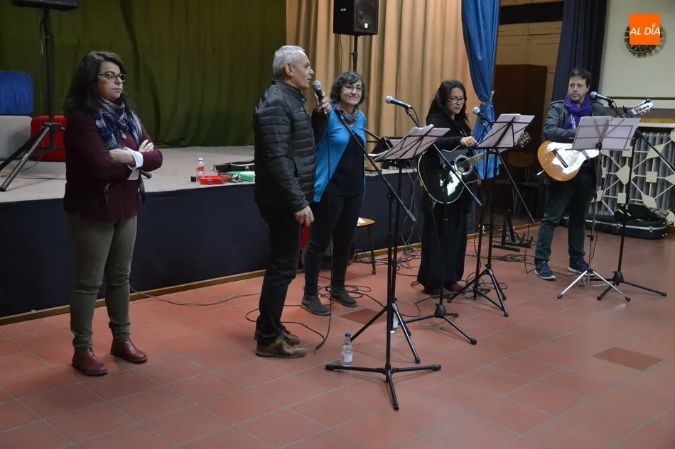 Foto 6 - Los participantes en las Jornadas de C&aacute;ritas rematan un largo lunes con un concierto de Sic&oacute;moro  