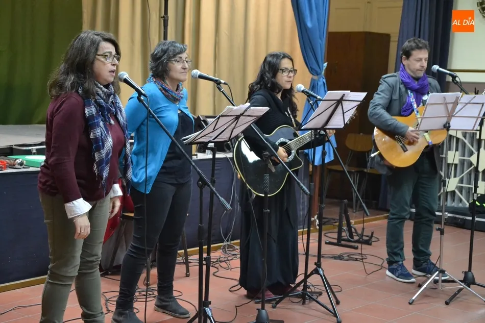 Foto 5 - Los participantes en las Jornadas de C&aacute;ritas rematan un largo lunes con un concierto de Sic&oacute;moro  