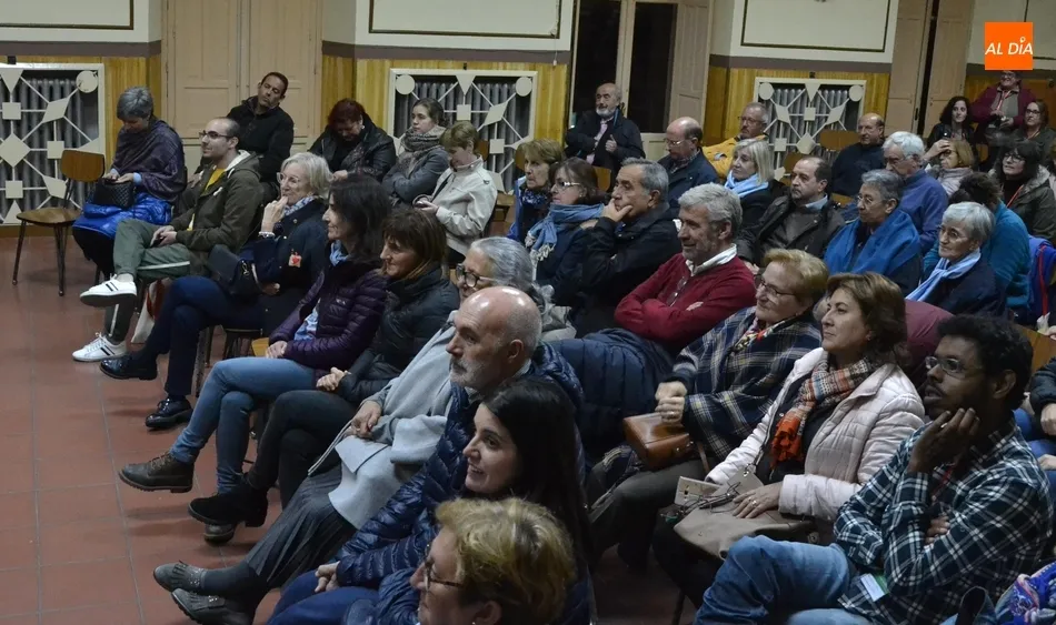 Foto 8 - Los participantes en las Jornadas de C&aacute;ritas rematan un largo lunes con un concierto de Sic&oacute;moro  