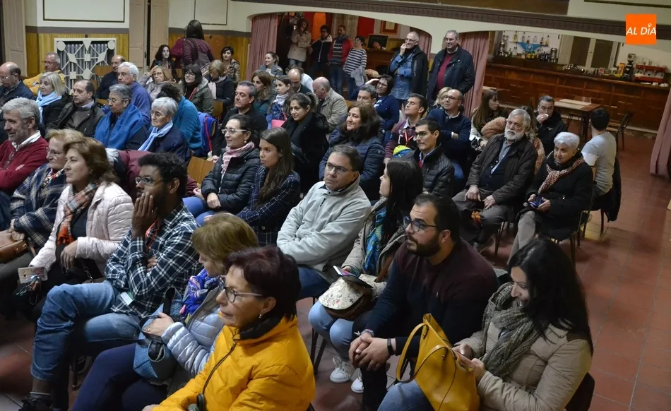 Foto 7 - Los participantes en las Jornadas de C&aacute;ritas rematan un largo lunes con un concierto de Sic&oacute;moro  
