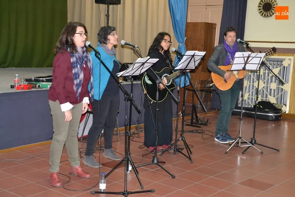 Foto 4 - Los participantes en las Jornadas de C&aacute;ritas rematan un largo lunes con un concierto de Sic&oacute;moro  
