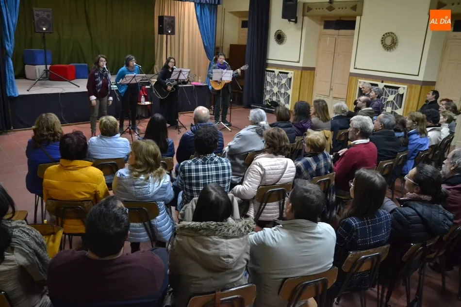 Foto 3 - Los participantes en las Jornadas de C&aacute;ritas rematan un largo lunes con un concierto de Sic&oacute;moro  