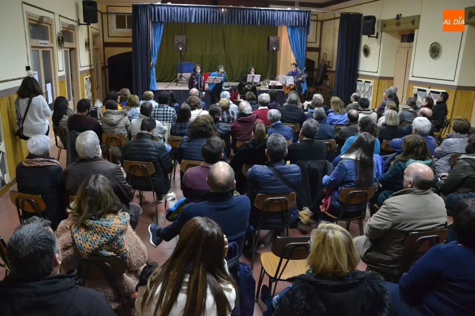 Foto 2 - Los participantes en las Jornadas de C&aacute;ritas rematan un largo lunes con un concierto de Sic&oacute;moro  