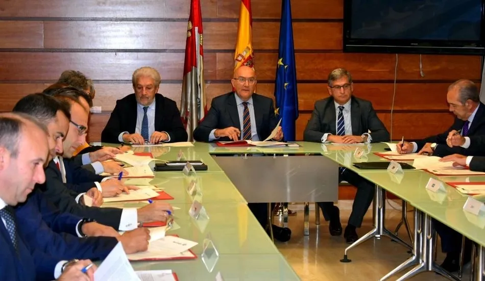 El consejero de Agricultura, en la firma del convenio de colaboración con las doce entidades financieras