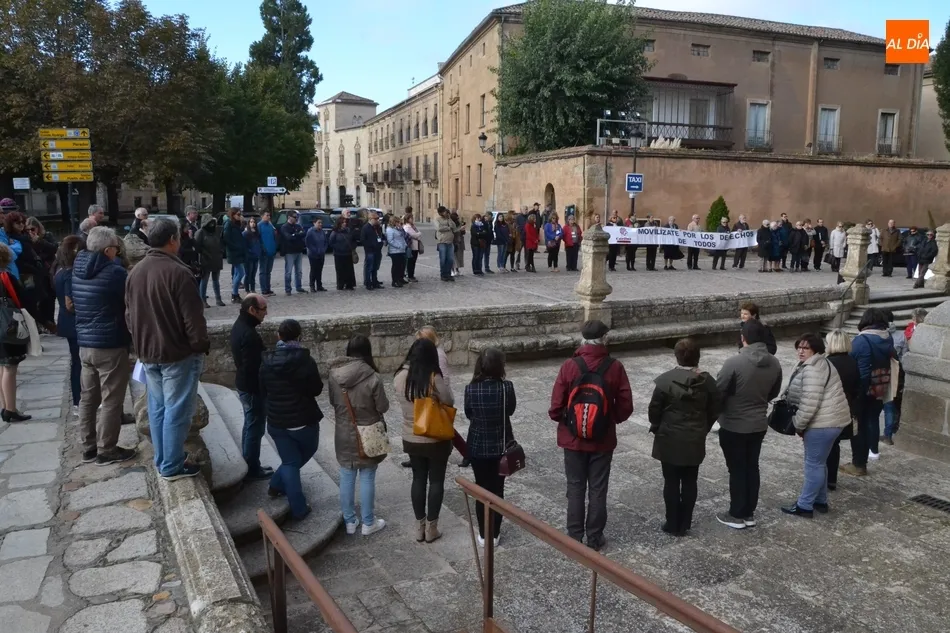 Un centenar de personas toma parte en el ‘Círculo del Silencio’ convocado por Cáritas  