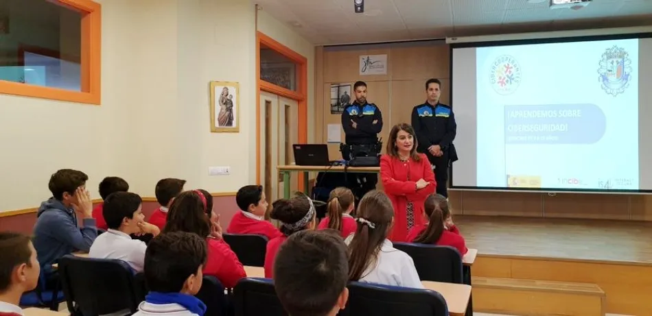 La concejala de Educación, María Victoria Bermejo, visita la actividad ‘Aprendemos sobre Ciberseguridad’ dirigida a escolares de Educación Primaria en el Colegio San Estanislao de Kotska