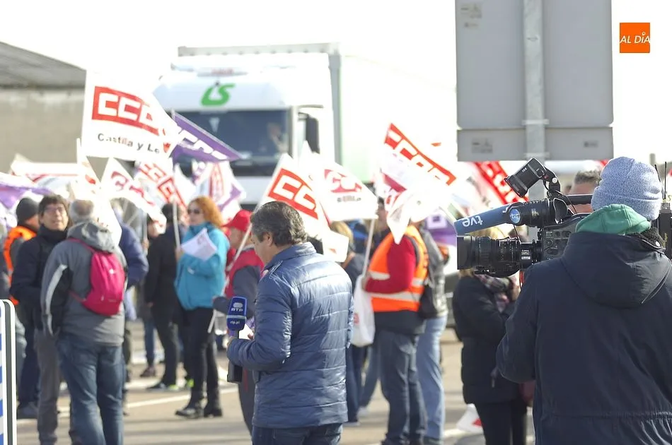 Foto 10 - CCOO altera el tr&aacute;fico fronterizo de camiones para reivindicar mejoras para los transportistas  