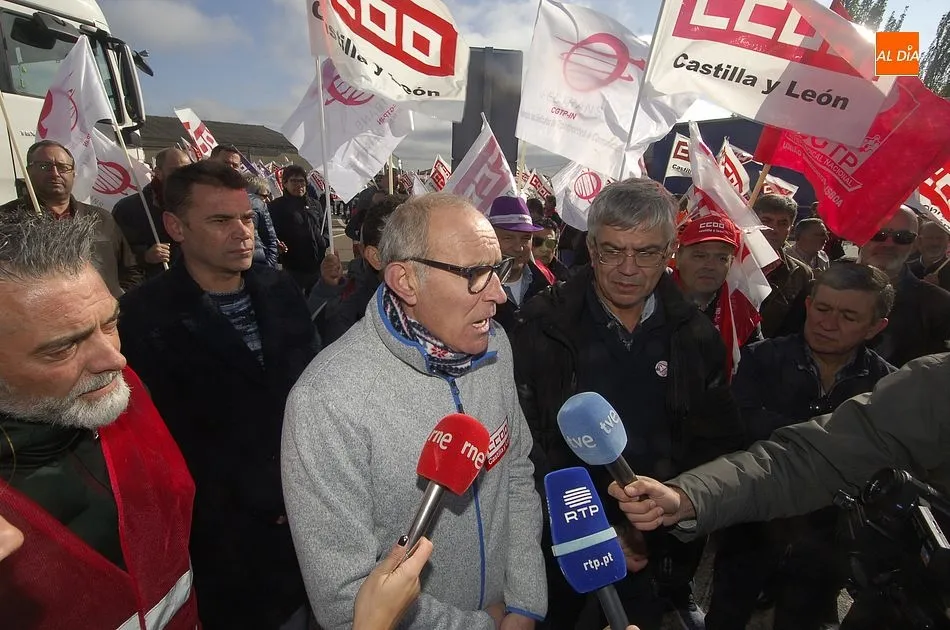 Foto 7 - CCOO altera el tr&aacute;fico fronterizo de camiones para reivindicar mejoras para los transportistas  