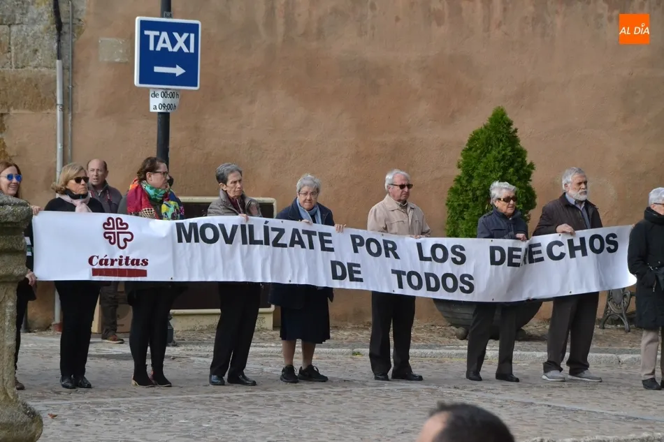 Foto 11 - Un centenar de personas toma parte en el &lsquo;C&iacute;rculo del Silencio&rsquo; convocado por C&aacute;ritas  