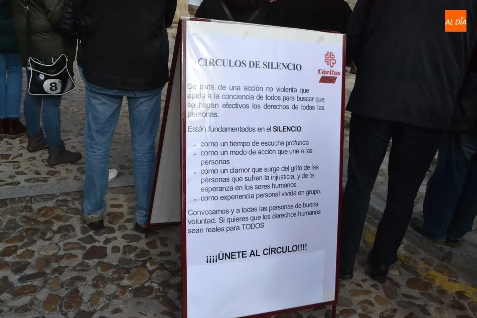 Foto 10 - Un centenar de personas toma parte en el &lsquo;C&iacute;rculo del Silencio&rsquo; convocado por C&aacute;ritas  