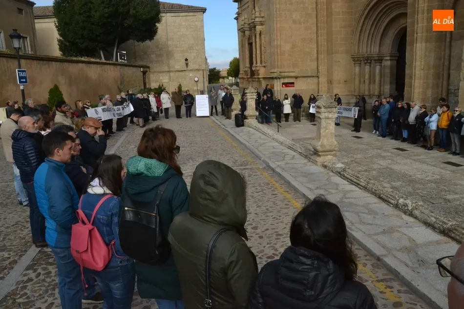 Foto 9 - Un centenar de personas toma parte en el &lsquo;C&iacute;rculo del Silencio&rsquo; convocado por C&aacute;ritas  