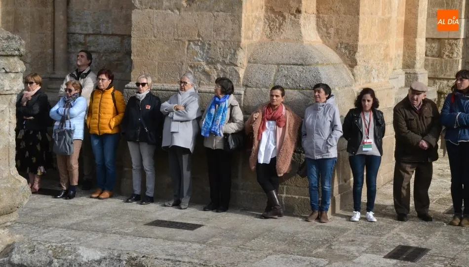 Foto 6 - Un centenar de personas toma parte en el &lsquo;C&iacute;rculo del Silencio&rsquo; convocado por C&aacute;ritas  