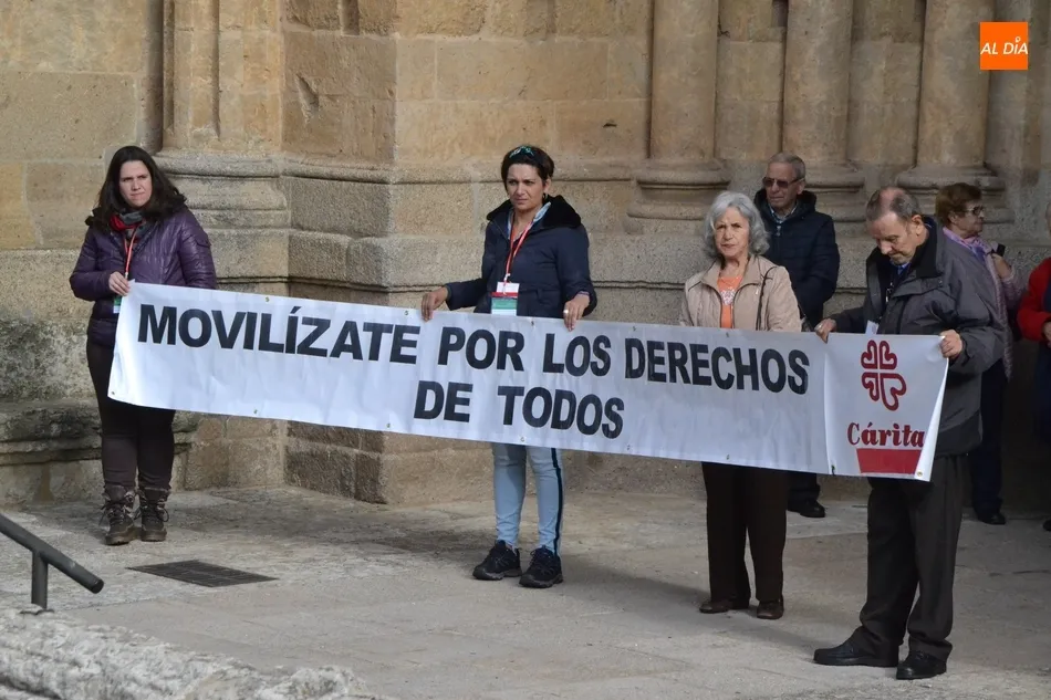 Foto 8 - Un centenar de personas toma parte en el &lsquo;C&iacute;rculo del Silencio&rsquo; convocado por C&aacute;ritas  