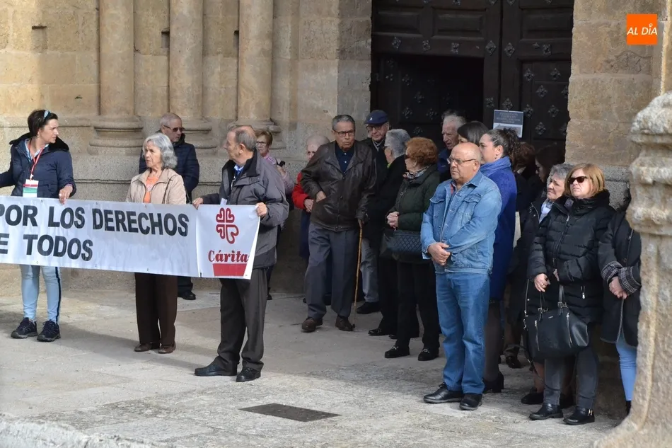 Foto 7 - Un centenar de personas toma parte en el &lsquo;C&iacute;rculo del Silencio&rsquo; convocado por C&aacute;ritas  