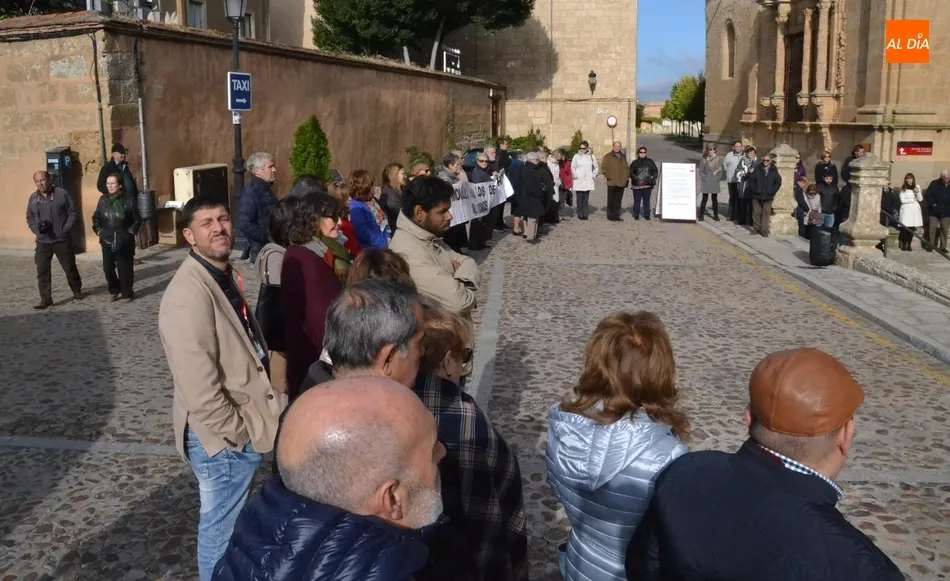 Foto 5 - Un centenar de personas toma parte en el &lsquo;C&iacute;rculo del Silencio&rsquo; convocado por C&aacute;ritas  
