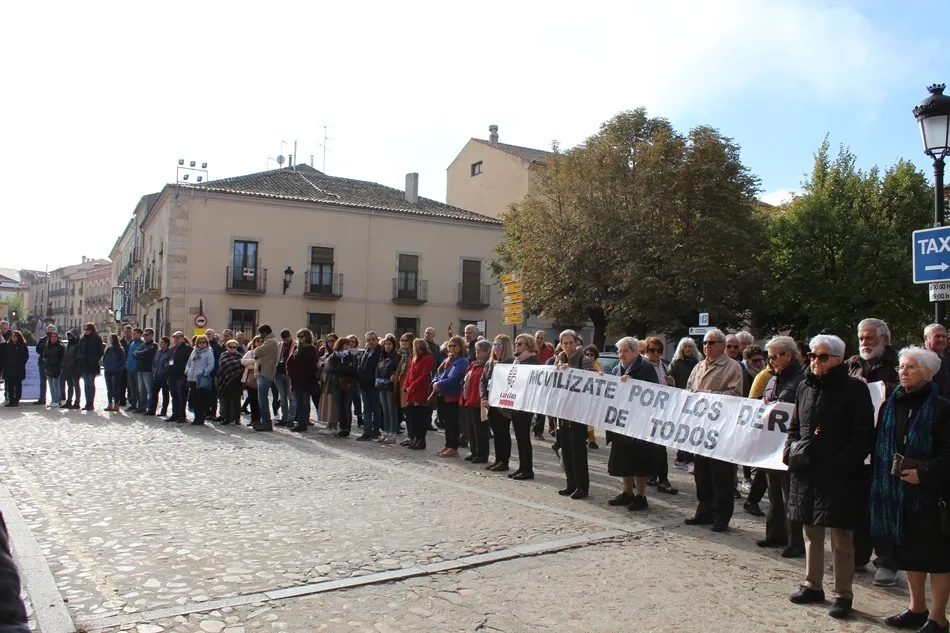 Foto 3 - Un centenar de personas toma parte en el &lsquo;C&iacute;rculo del Silencio&rsquo; convocado por C&aacute;ritas  