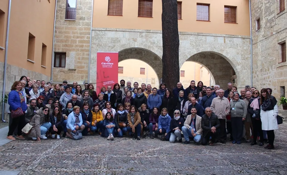 Foto 2 - Un centenar de personas toma parte en el &lsquo;C&iacute;rculo del Silencio&rsquo; convocado por C&aacute;ritas  