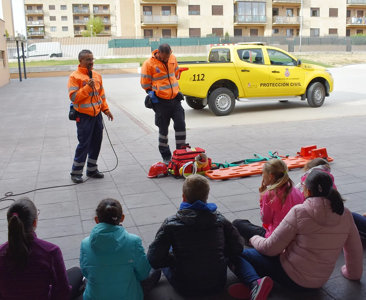 Miembros de protección civil en su charla a los escolares